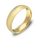 Alianza de boda de 5mm en oro amarillo rayado con diamante A0150T1BA